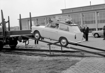 841542 Afbeelding van het vervoer per trein van de eerste in Nederland geassembleerde Austin A 40 personenauto's bij ...